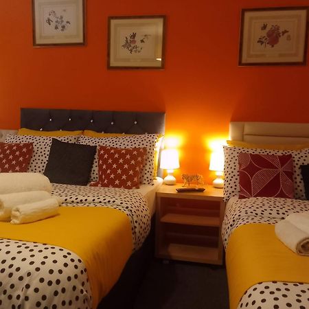 Cosy Stay In Walsall By Ideal Home Bloxwich Exterior photo