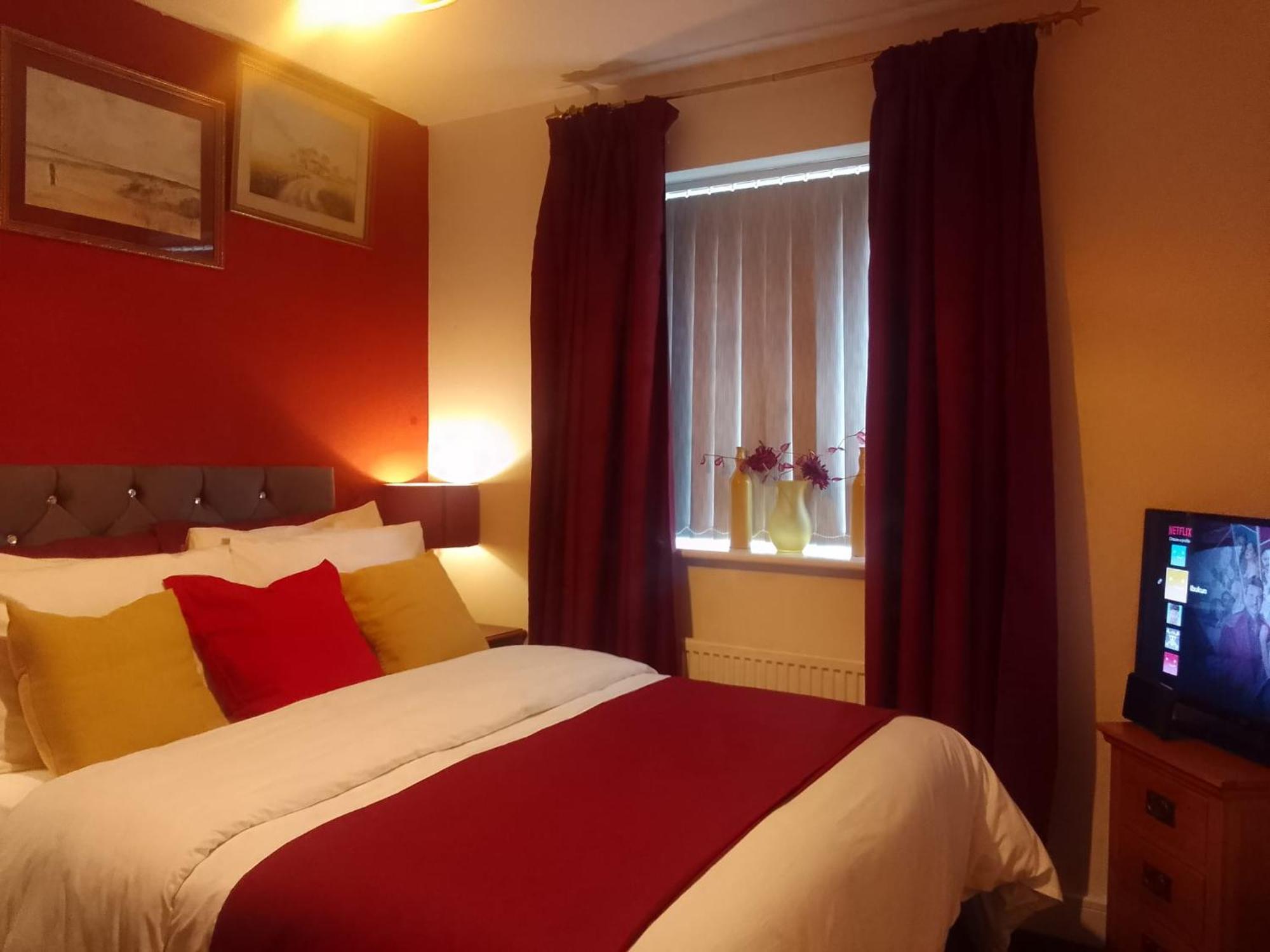 Cosy Stay In Walsall By Ideal Home Bloxwich Exterior photo