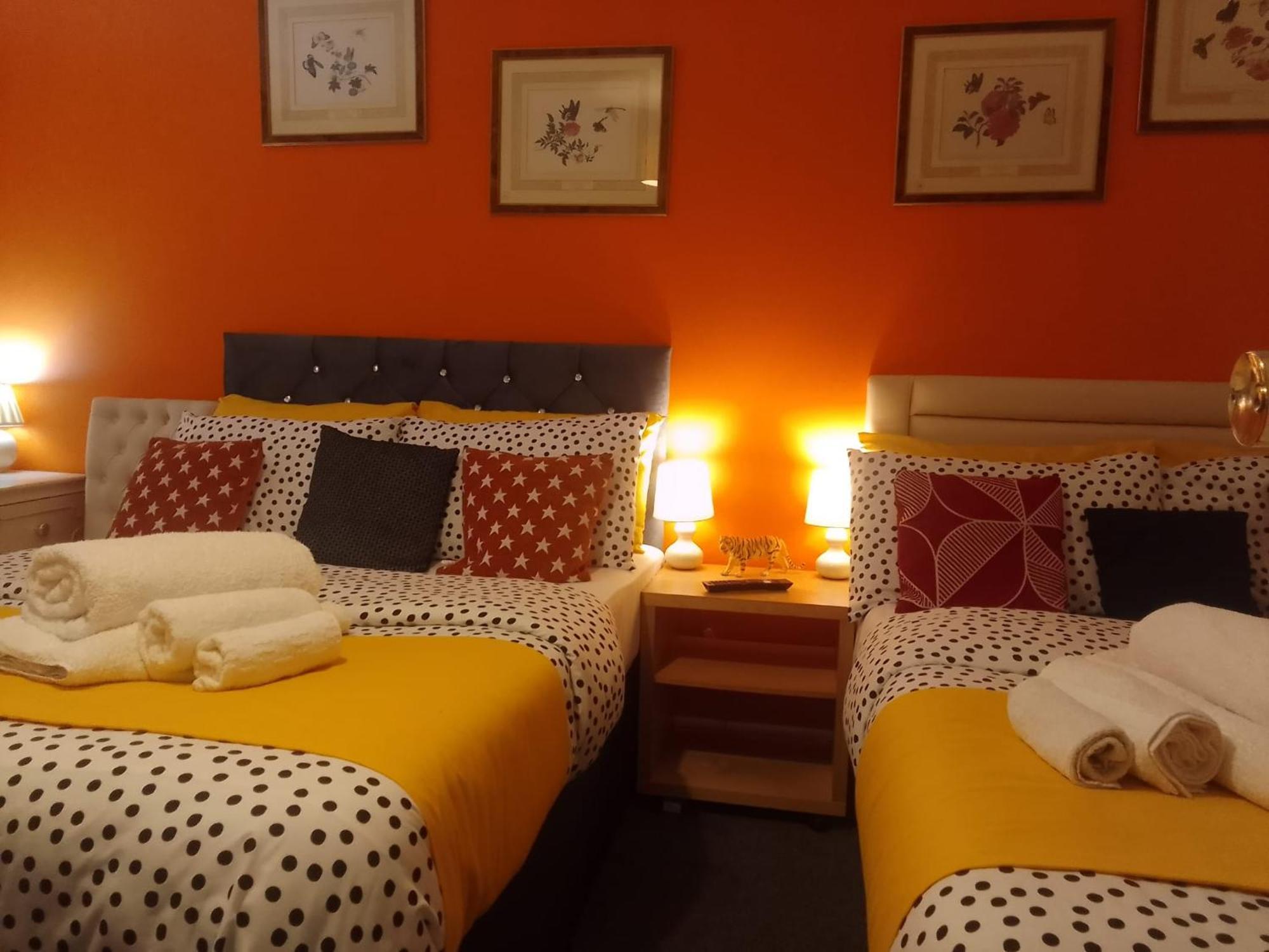 Cosy Stay In Walsall By Ideal Home Bloxwich Exterior photo